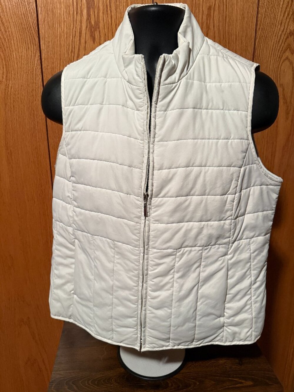 Lightweight White Relativity Puffer Vest Size XL